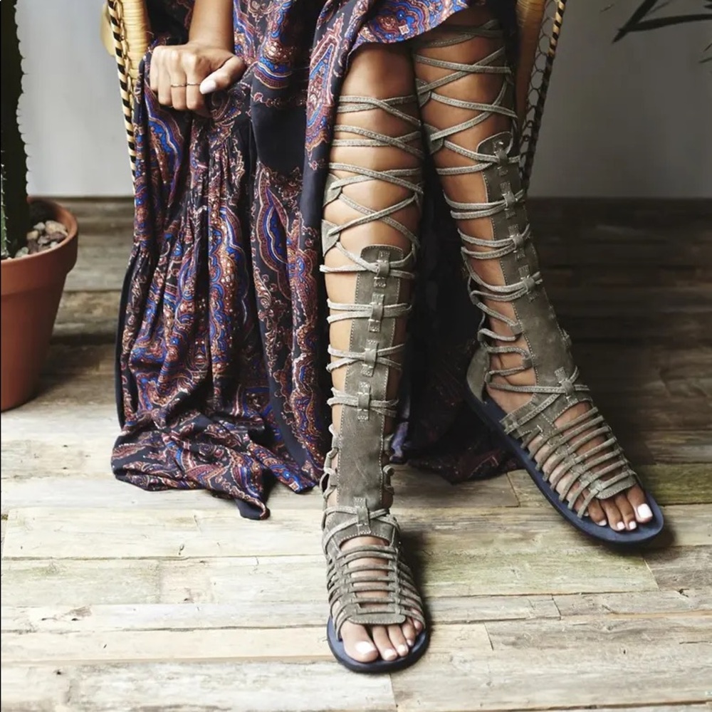Free people tall Sunseeker sandal in olive color Size 7.